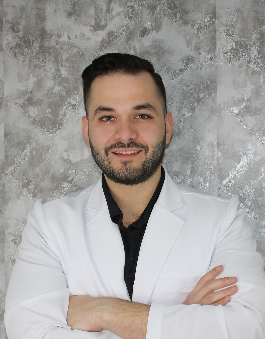 Dr. José Juan Cadena De La Garza, orthodontist in Piedras Negras, arms crossed at his clinic
