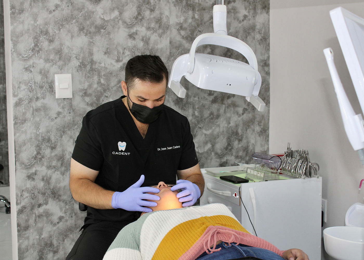 Dr. José Juan Cadena treating a patient at Cadent Dentistry, Piedras Negras